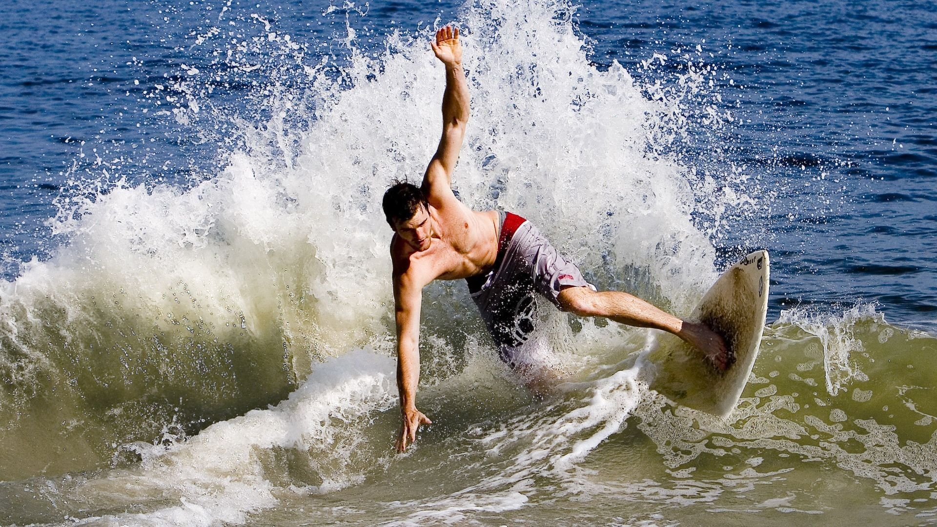 “帕布罗·马特拉的全能防守,助美洲狮队在全球橄榄球赛场中脱颖而出”